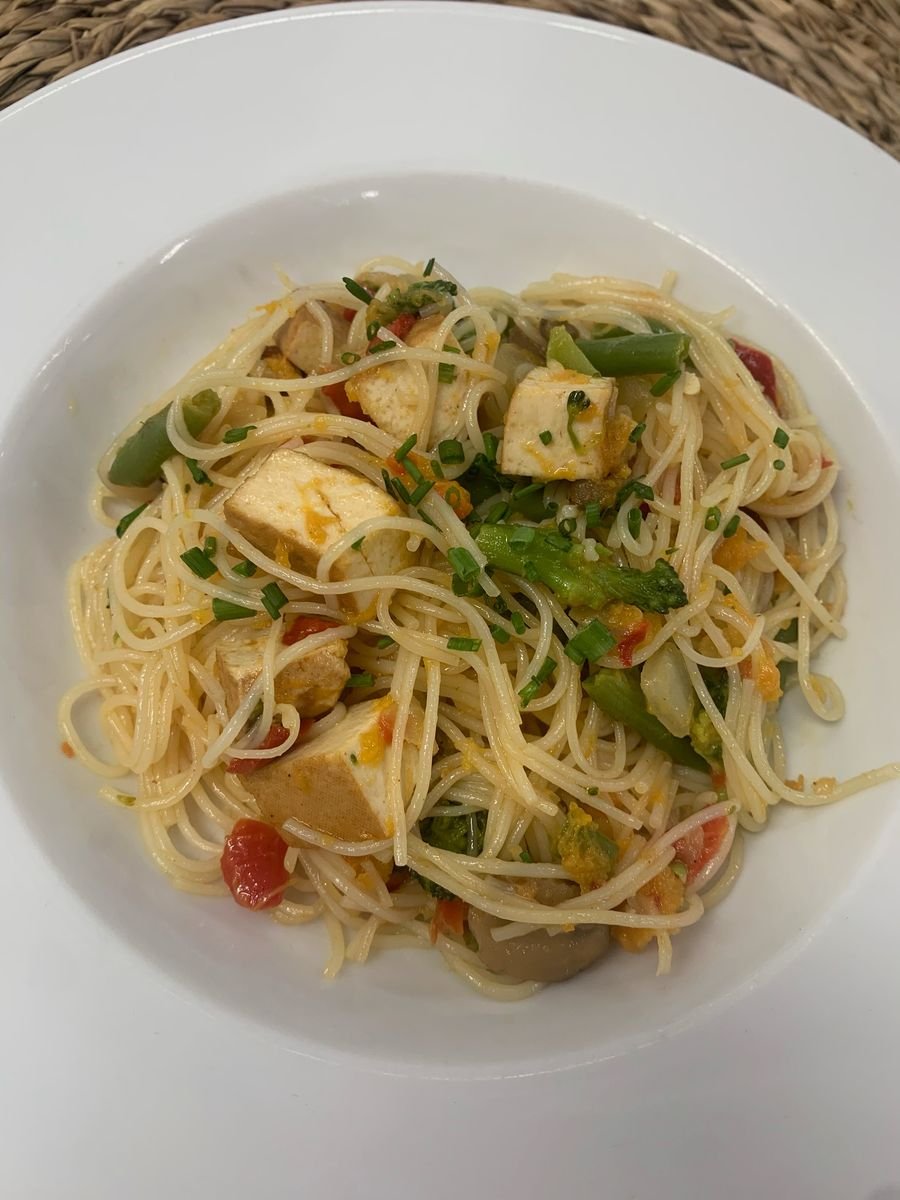 Fideos de arroz con tofu y verduras