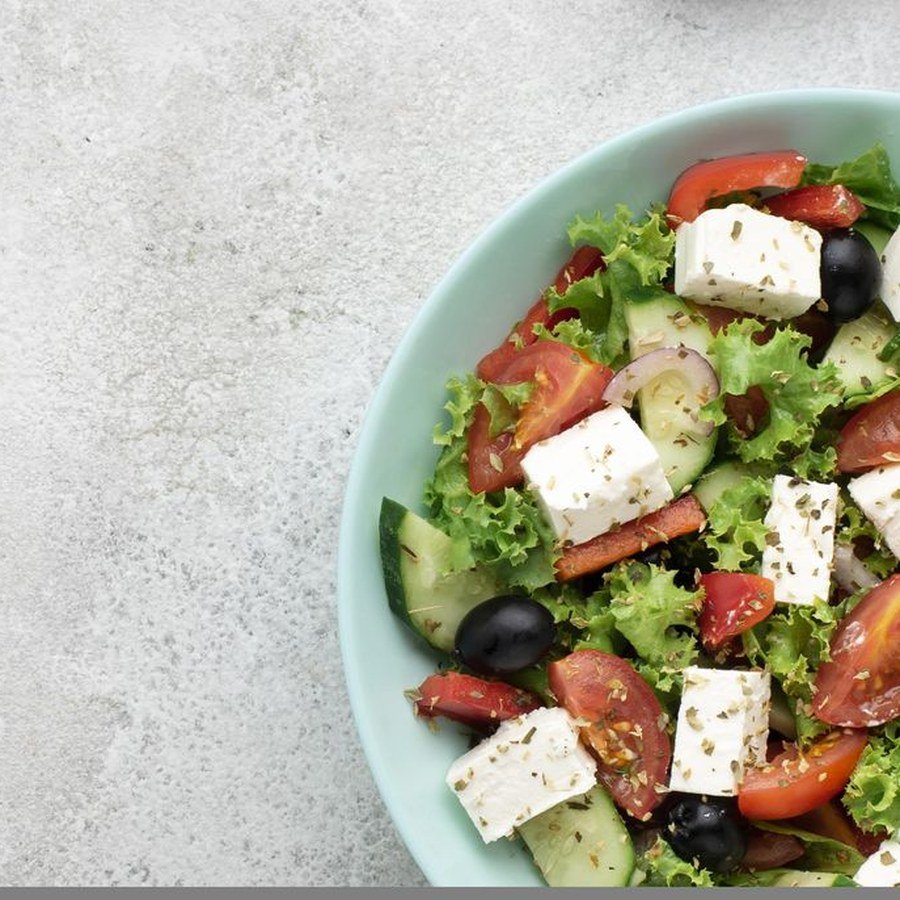 Ensalada mediterránea con queso