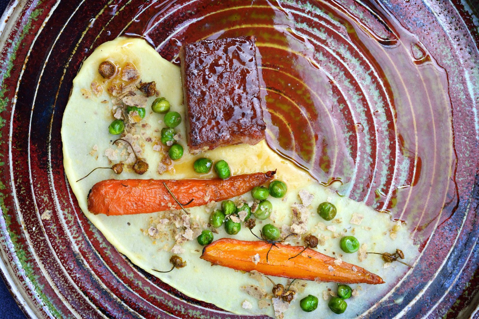Vista cenital de plato con verduras y carne