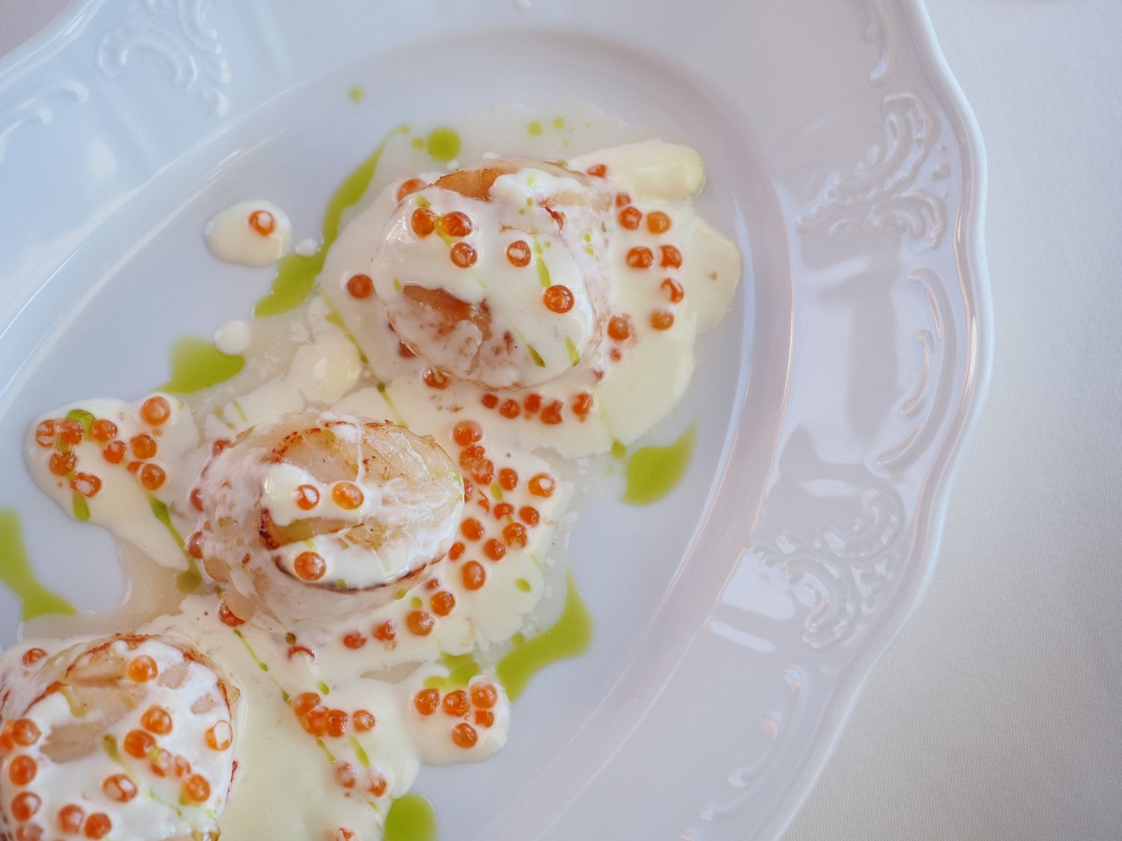 Vieiras con huevas y salsa cremosa