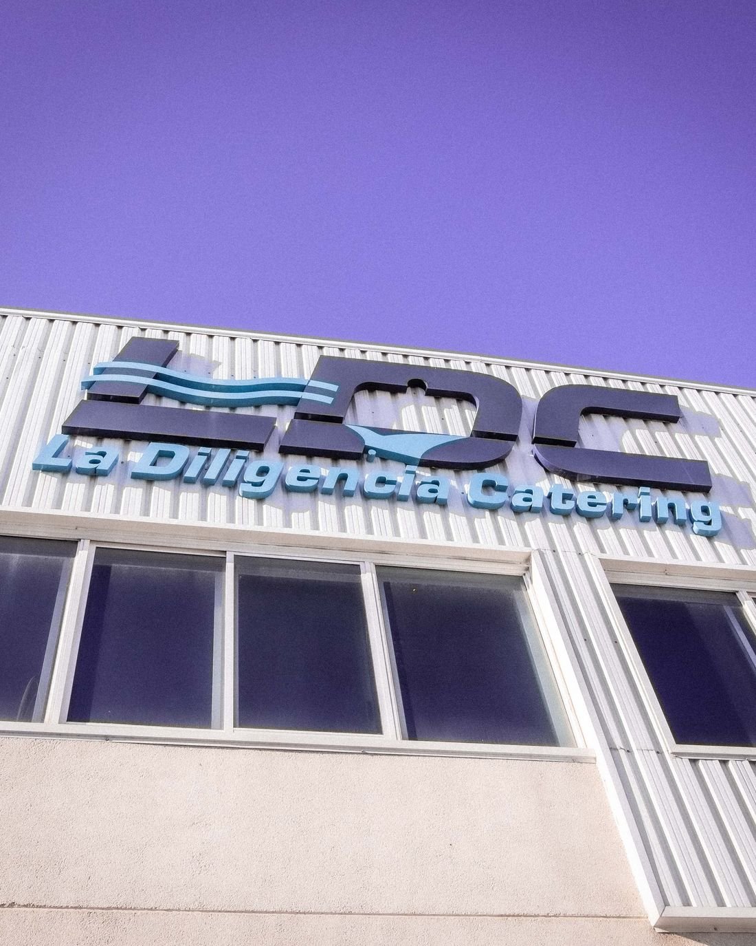 Fachada de las instalaciones de La Diligencia Catering en Móstoles