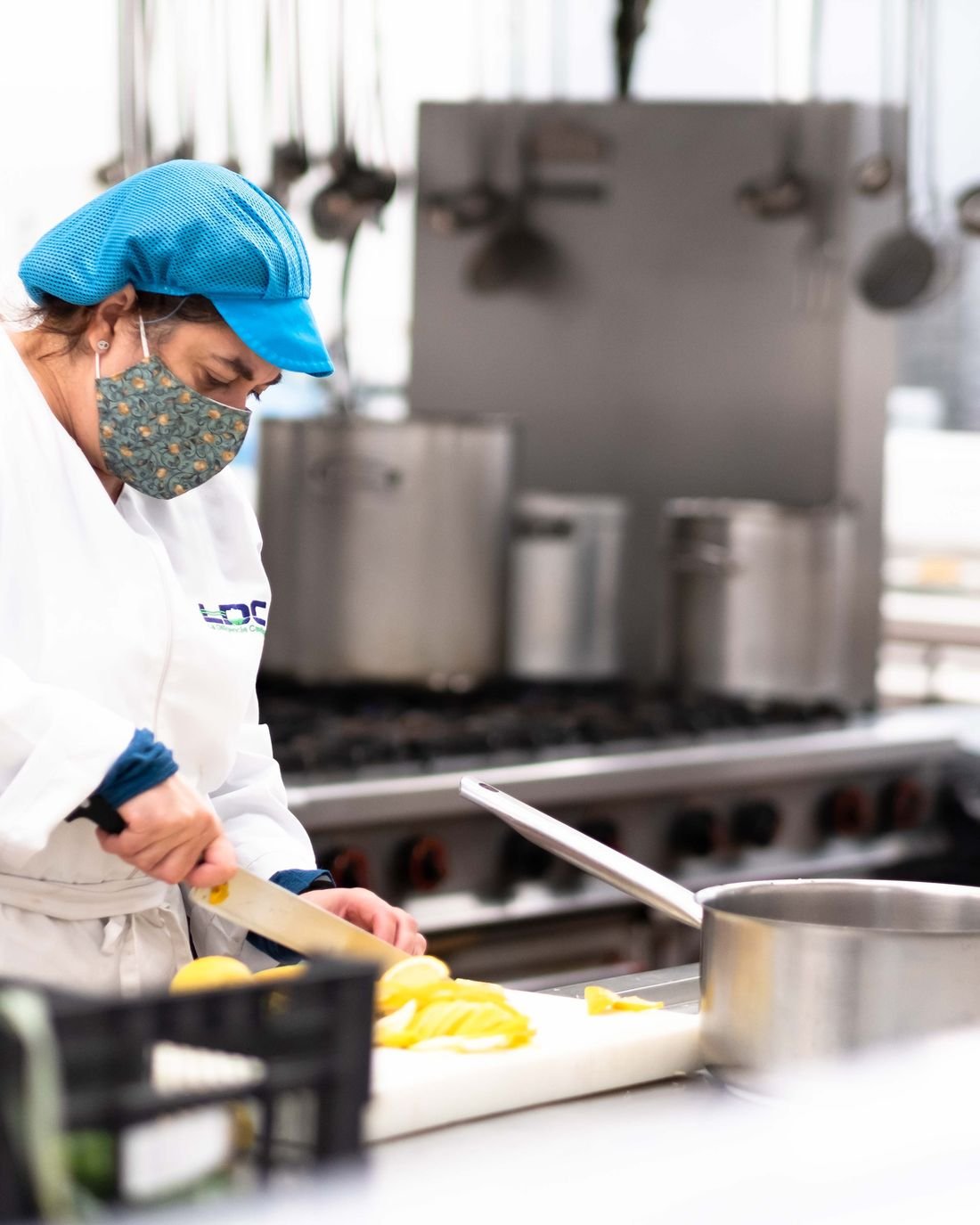 Equipo de cocina de La Diligencia preparando comida en un set de rodaje